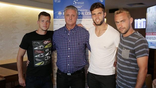 Český daviscupový tým (zleva) Adam Pavlásek, kapitán Jaroslav Navrátil, Jiří Veselý a Roman Jebavý před duelem v Nizozemsku. Český daviscupový tým (zleva) Adam Pavlásek, kapitán Jaroslav Navrátil, Jiří Veselý a Roman Jebavý před duelem v Nizozemsku.
