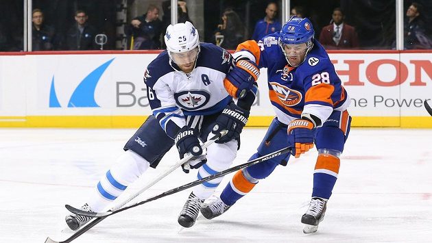 Obránce New York Islanders Marek Židlický (vpravo) atakuje Blakea Wheelera (26) z Winnipegu. Obránce New York Islanders Marek Židlický (vpravo) atakuje Blakea Wheelera (26) z Winnipegu.