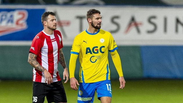 Zleva Daniel Pudil ze Žižkova a Martin Macej z Teplic. Zleva Daniel Pudil ze Žižkova a Martin Macej z Teplic.