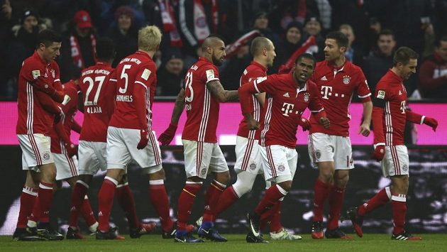 Fotbalisté Bayernu Mnichov slaví gól v zápase proti Lipsku. Fotbalisté Bayernu Mnichov slaví gól v zápase proti Lipsku.