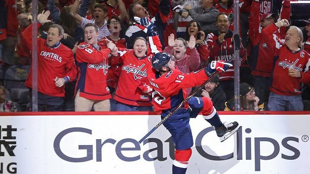 Český útočník ve službách Washingtonu Jakub Vrána se raduje ze svého gólu do sítě Pittsburghu v pátém zápase play off NHL. Český útočník ve službách Washingtonu Jakub Vrána se raduje ze svého gólu do sítě Pittsburghu v pátém zápase play off NHL.