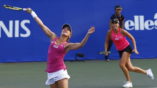 Martina Hingisová (vlevo) v akci Martina Hingisová (vlevo) v akci