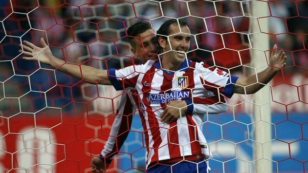 Diego Godín (vpředu) jásá po gólu proti Malaze se spoluhráčem z Atlétika Raulem Jimenezem. Má se stát posilou Manchesteru United. Diego Godín (vpředu) jásá po gólu proti Malaze se spoluhráčem z Atlétika Raulem Jimenezem. Má se stát posilou Manchesteru United.