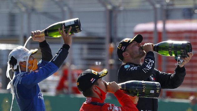 Na zdraví. Vítěz Velké ceny FA Valtteri Bottas z Mercedesu, druhý Charles Leclerc z Ferrari a třetí v cíli, jezdec Mclarenu Lando Norris, a jejich přípitek šampaňským. Na zdraví. Vítěz Velké ceny FA Valtteri Bottas z Mercedesu, druhý Charles Leclerc z Ferrari a třetí v cíli, jezdec Mclarenu Lando Norris, a jejich přípitek šampaňským.