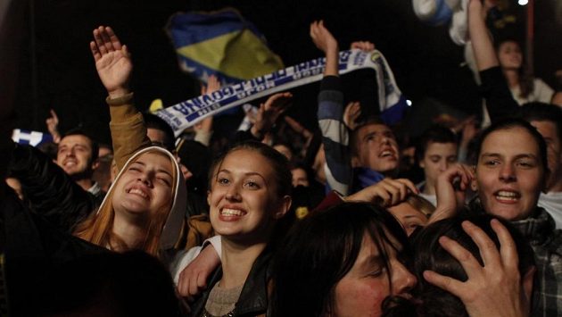 Nadšení fanoušci v ulicích Sarajeva. Nadšení fanoušci v ulicích Sarajeva.
