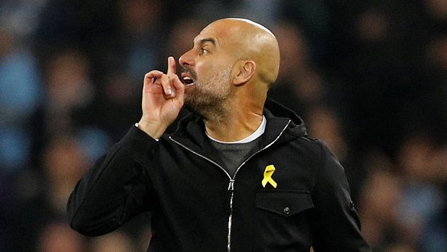 Manažer Manchesteru City Pep Guardiola v poločase utkání Ligy mistrů s Liverpoolem měl co říct sudímu a druhou půli sledoval jen z tribuny. Manažer Manchesteru City Pep Guardiola v poločase utkání Ligy mistrů s Liverpoolem měl co říct sudímu a druhou půli sledoval jen z tribuny.