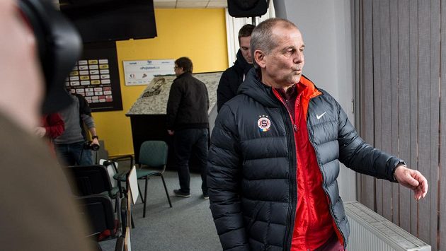 Nový trenér Sparty Petr Rada během setkání s novináři. Nový trenér Sparty Petr Rada během setkání s novináři.