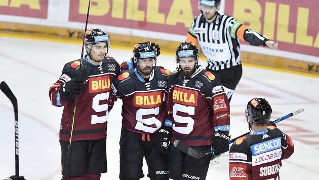 Hráči Sparty se radují z gólu proti Kometě, který vstřelil kapitán Michal Řepík. Hráči Sparty se radují z gólu proti Kometě, který vstřelil kapitán Michal Řepík.