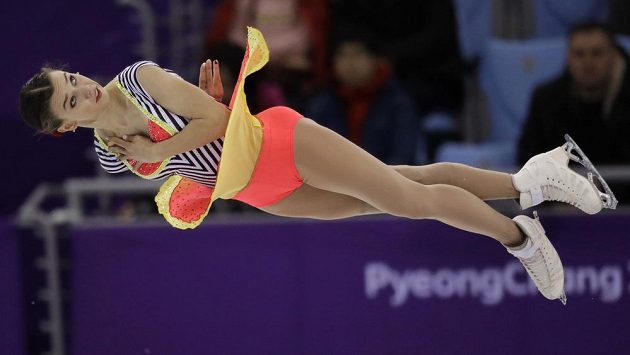 Anna Dušková letí vzduchem během volné jízdy na OH v Pchjongčchangu. Její kolega ve sportovní dvojici Martin Bidař na ni čeká s otevřenou náručí. Anna Dušková letí vzduchem během volné jízdy na OH v Pchjongčchangu. Její kolega ve sportovní dvojici Martin Bidař na ni čeká s otevřenou náručí.