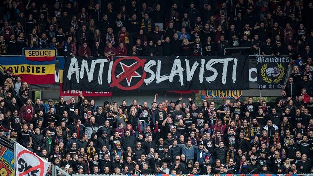Fanoušci Sparty s provokativním transparentem na derby v Edenu. Fanoušci Sparty s provokativním transparentem na derby v Edenu.