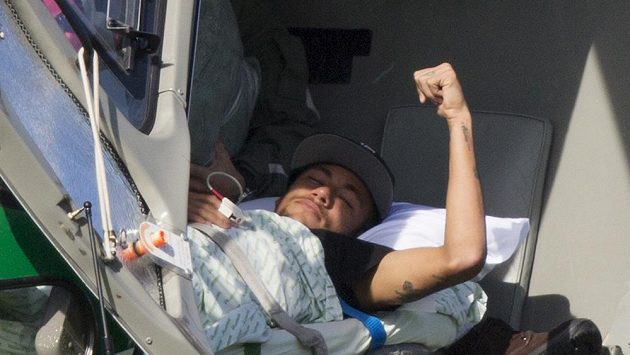 Brazilec Neymar leží v helikoptéře, která ho dopravila z tréninkového centra Brazilců domů, kde se bude léčit. Brazilec Neymar leží v helikoptéře, která ho dopravila z tréninkového centra Brazilců domů, kde se bude léčit.