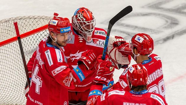 Hokejisté Třince zleva Tomáš Kundrátek, brankář Ondřej Kacetl, Ralfs Freibergs a David Musil. Hokejisté Třince zleva Tomáš Kundrátek, brankář Ondřej Kacetl, Ralfs Freibergs a David Musil.
