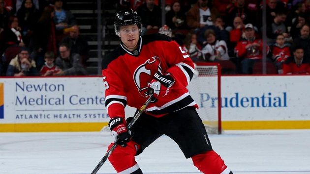Švédský hokejový obránce Adam Larsson. Švédský hokejový obránce Adam Larsson.