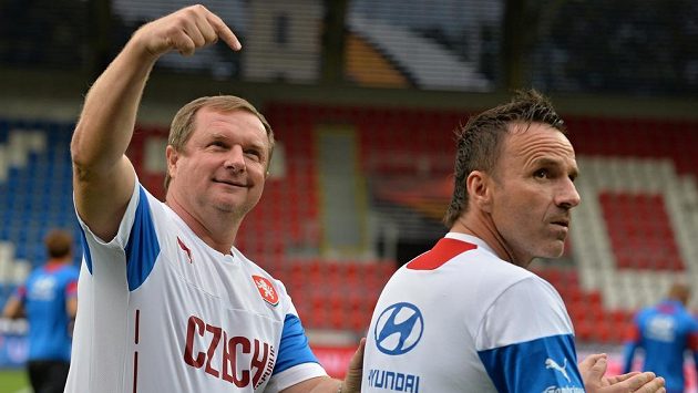 Trenér fotbalové reprezentace Pavel Vrba (vlevo) a jeho asistent Karel Krejčí. Trenér fotbalové reprezentace Pavel Vrba (vlevo) a jeho asistent Karel Krejčí.