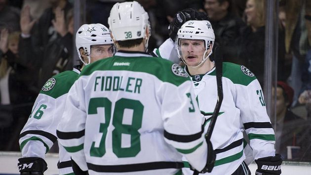 Hokejisté Dallasu Stars Antoine Roussel (21), Ryan Garbutt (16) a Vernon Fiddler (38) slaví gól proti Anaheimu Ducks. Hokejisté Dallasu Stars Antoine Roussel (21), Ryan Garbutt (16) a Vernon Fiddler (38) slaví gól proti Anaheimu Ducks.