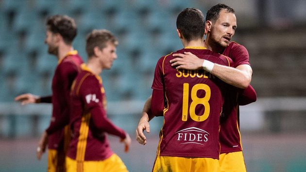 Fotbalisté Dukly Praha Daniel Souček a Jakub Podaný se radují po vítězném utkání. Fotbalisté Dukly Praha Daniel Souček a Jakub Podaný se radují po vítězném utkání.