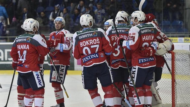 Pardubičtí hokejisté slaví vítězství v Brně. Pardubičtí hokejisté slaví vítězství v Brně.