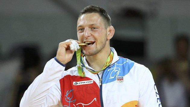 Olympijský vítěz Lukáš Krpálek zakousnutý do zlaté medaile. Olympijský vítěz Lukáš Krpálek zakousnutý do zlaté medaile.