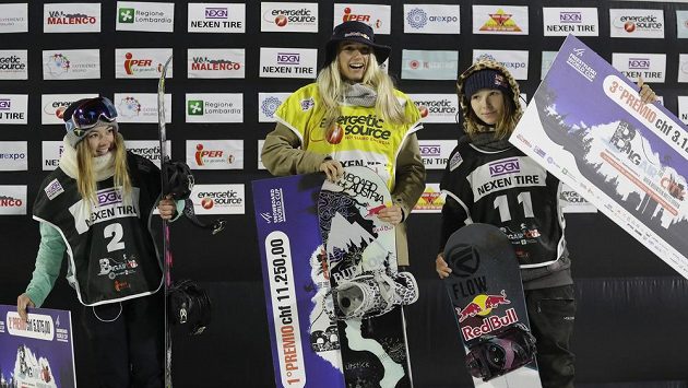 Stupně vítězů po SP v Miláně v Big Airu. Vítězná Rakušanka Anna Gasserová (uprostřed), Američanka Hailey Langlandová (vlevo) a Šárka Pančochová. Stupně vítězů po SP v Miláně v Big Airu. Vítězná Rakušanka Anna Gasserová (uprostřed), Američanka Hailey Langlandová (vlevo) a Šárka Pančochová.
