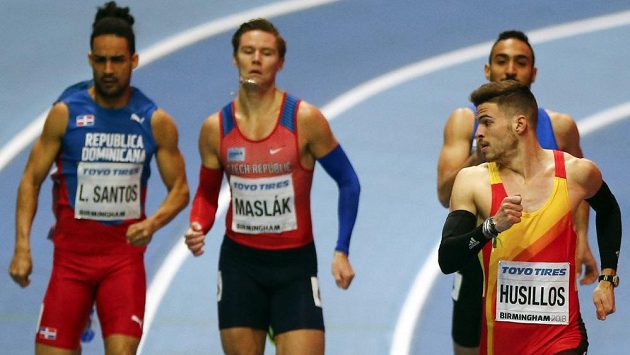 Španěl Oscar Husillos (vpravo) vyhrál rozběh na 400 m před Pavlem Maslákem (druhý zleva) a Luguelinem Santosem (vlevo) z Dominikánské republiky. Španěl Oscar Husillos (vpravo) vyhrál rozběh na 400 m před Pavlem Maslákem (druhý zleva) a Luguelinem Santosem (vlevo) z Dominikánské republiky.
