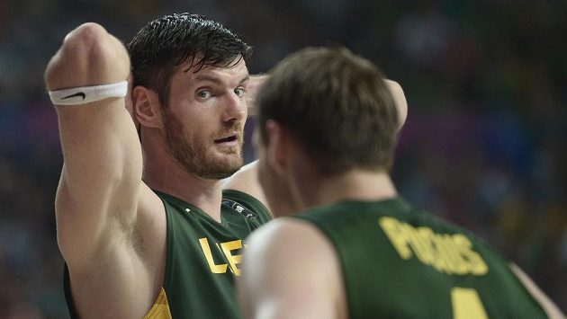 Basketbalista Litvy Ksistof Lavrinovic (vlevo) během utkání MS proti týmu USA. Basketbalista Litvy Ksistof Lavrinovic (vlevo) během utkání MS proti týmu USA.