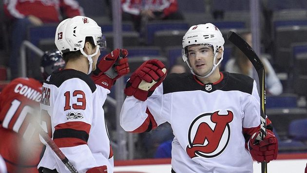 Hokejisté New Jersey Devils Will Butcher (8) a Nico Hischier (13) se radují z gólu proti Washingtonu. Hokejisté New Jersey Devils Will Butcher (8) a Nico Hischier (13) se radují z gólu proti Washingtonu.