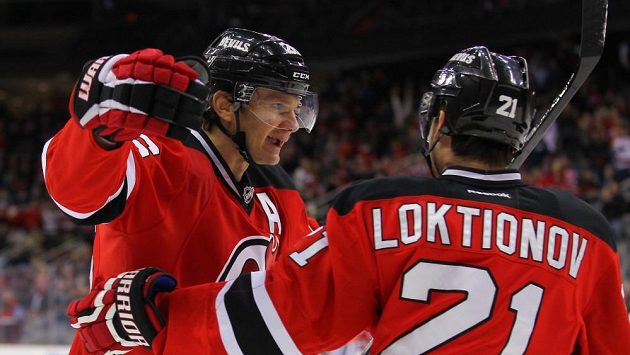 Útočník New Jersey Devils Patrik Eliáš (vlevo) se raduje z gólu proti Vancouveru se svým spoluhráčem Andrejem Loktionovem. Útočník New Jersey Devils Patrik Eliáš (vlevo) se raduje z gólu proti Vancouveru se svým spoluhráčem Andrejem Loktionovem.