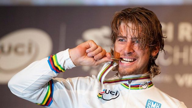 Slovenský cyklista Peter Sagan slaví zlatou medaili na MS v Richmondu. Slovenský cyklista Peter Sagan slaví zlatou medaili na MS v Richmondu.