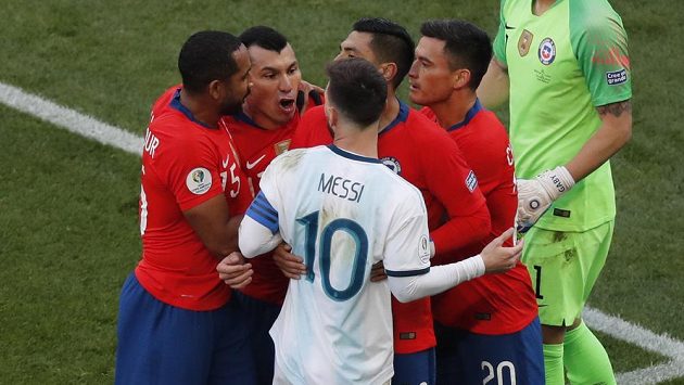 Argentinec Lionel Messi (10) a Chilan Gary Medel (druhý zleva). Sudí Mario Diaz oba vyloučil. Argentinec Lionel Messi (10) a Chilan Gary Medel (druhý zleva). Sudí Mario Diaz oba vyloučil.