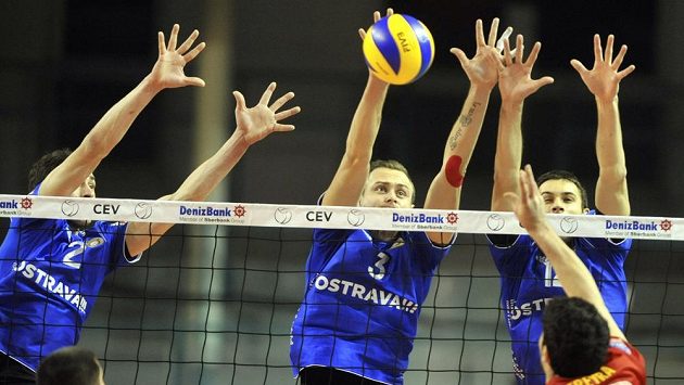 Volejbalisté Ostravy zleva Igor Rehák, Michal Čechmánek a Dominik Fořt z Ostravy blokují útok Federiko Pereyry z Maaseiku. Volejbalisté Ostravy zleva Igor Rehák, Michal Čechmánek a Dominik Fořt z Ostravy blokují útok Federiko Pereyry z Maaseiku.