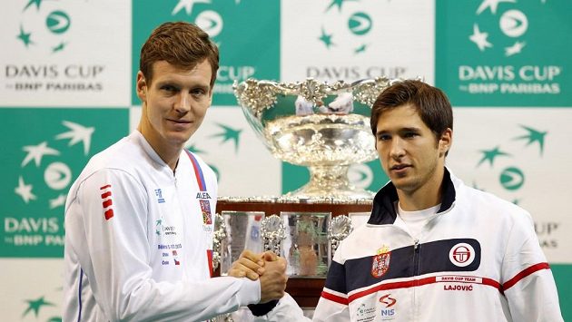 Tomáš Berdych a Dušan Lajovič po čtvrtečním losu Davis Cupu v Bělehradě. Tomáš Berdych a Dušan Lajovič po čtvrtečním losu Davis Cupu v Bělehradě.