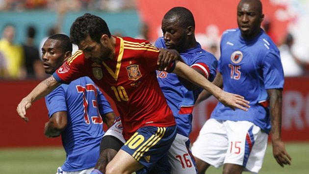 Španělský záložník Fabregas je tísněn fotbalisty Haiti. Zleva Constant Monuma, Jean-Marc Alexandre a Yves Hadley Desmaret. Španělský záložník Fabregas je tísněn fotbalisty Haiti. Zleva Constant Monuma, Jean-Marc Alexandre a Yves Hadley Desmaret.