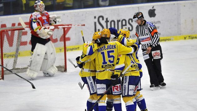 Hokejisté Zlína oslavují druhý gól proti Pardubicím. Hokejisté Zlína oslavují druhý gól proti Pardubicím.