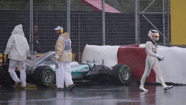 Hamilton (vpravo) odchází od svého nabouraného monopostu. Hamilton (vpravo) odchází od svého nabouraného monopostu.