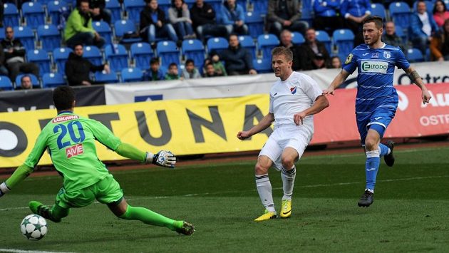 Tomáš Mičola byl střídajícím žolíkem. Vstřelil dva góly a Baník Ostrava na startu jarní části FNL zvítězil nad ústím. Tomáš Mičola byl střídajícím žolíkem. Vstřelil dva góly a Baník Ostrava na startu jarní části FNL zvítězil nad ústím.