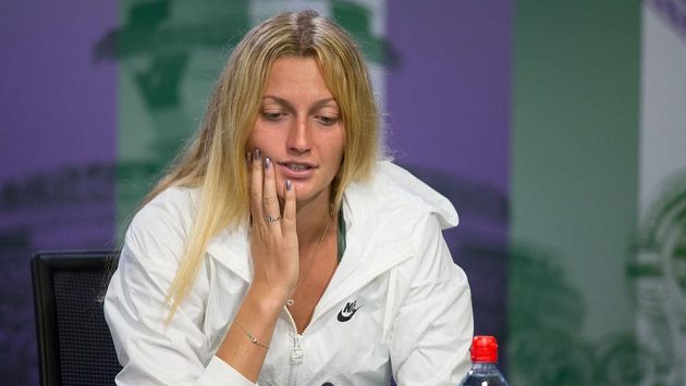 Petra Kvitová byla z vyřazení z Wimbledonu pořádně zklamaná. Petra Kvitová byla z vyřazení z Wimbledonu pořádně zklamaná.
