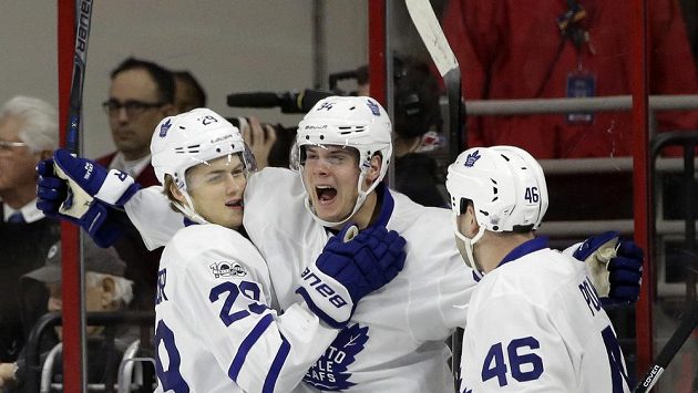 Auston Matthews uprostřed slaví gól. O radost se s ním dělí Nikita Zajcev (22) a Roman Polák (46) Auston Matthews uprostřed slaví gól. O radost se s ním dělí Nikita Zajcev (22) a Roman Polák (46)