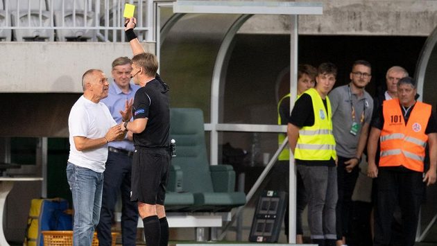 Rozhodčí Sergej Lapočkin na archivním snímku uděluje žlutou kartu trenérovi Petru Radovi během utkání 2. předkola Evropské ligy Jablonec - Pjunik Jerevan v roce 2019. Rozhodčí Sergej Lapočkin na archivním snímku uděluje žlutou kartu trenérovi Petru Radovi během utkání 2. předkola Evropské ligy Jablonec - Pjunik Jerevan v roce 2019.