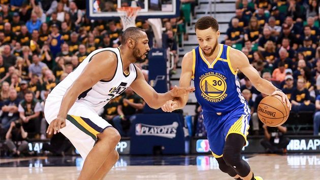 Stephen Curry (30) z Golden State a Boris Diaw (33) z Utahu. Stephen Curry (30) z Golden State a Boris Diaw (33) z Utahu.