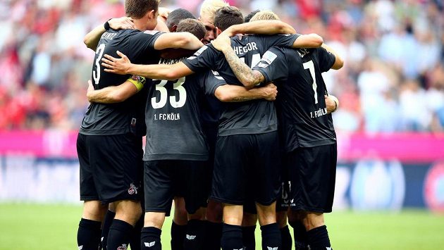 Fotbalisté Kolína nad Rýnem se radují ze zisku bodu proti favorizovanému Bayernu Mnichov. Fotbalisté Kolína nad Rýnem se radují ze zisku bodu proti favorizovanému Bayernu Mnichov.