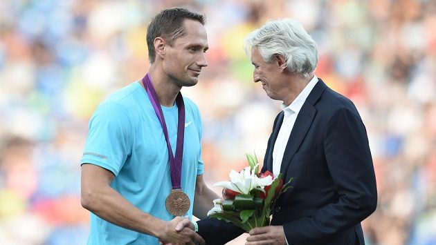 Oštěpař Vítězslav Veselý při slavnostním zahájení Zlaté tretry dostal olympijský bronz, gratuluje mu předseda Českého atletického svazu Libora Varhaník. Oštěpař Vítězslav Veselý při slavnostním zahájení Zlaté tretry dostal olympijský bronz, gratuluje mu předseda Českého atletického svazu Libora Varhaník.