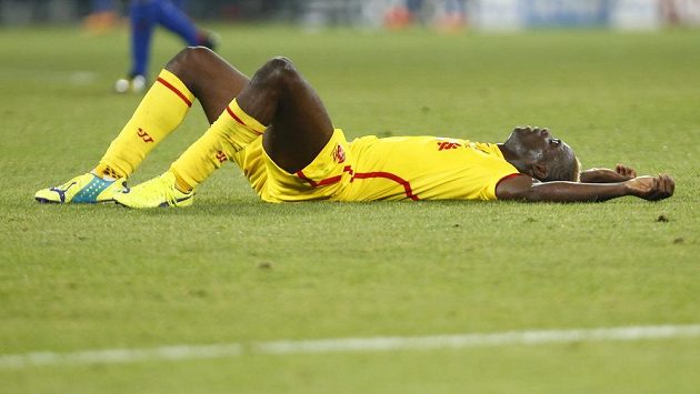 Zklamaný liverpoolský útočník Mario Balotelli po porážce v Basileji. Zklamaný liverpoolský útočník Mario Balotelli po porážce v Basileji.