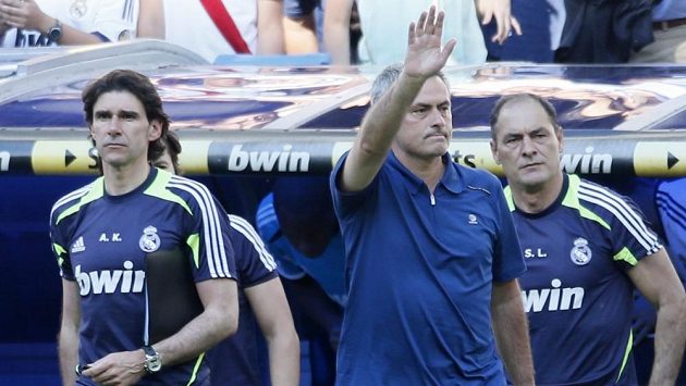 Padesátiletý Jose Mourinho se rozloučil s Realem víkendovou výhrou nad Pamplonou 4:2. Padesátiletý Jose Mourinho se rozloučil s Realem víkendovou výhrou nad Pamplonou 4:2.