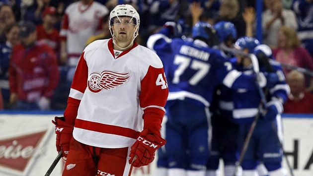 Detroitský hokejista Darren Helm v utkání s Tampou. Detroitský hokejista Darren Helm v utkání s Tampou.
