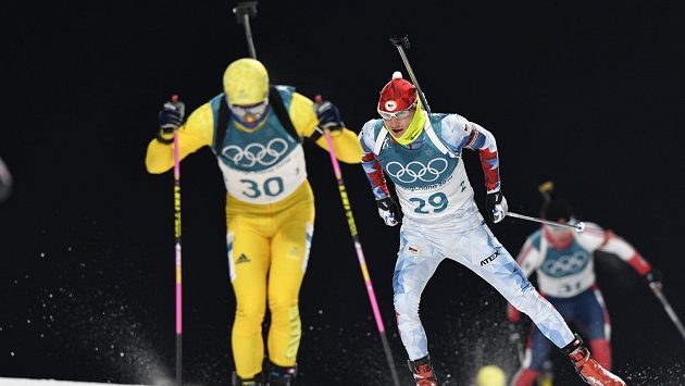 Český reprezentant Ondřej Moravec (vzadu) stíhá švédského závodníka Nelina. Český reprezentant Ondřej Moravec (vzadu) stíhá švédského závodníka Nelina.