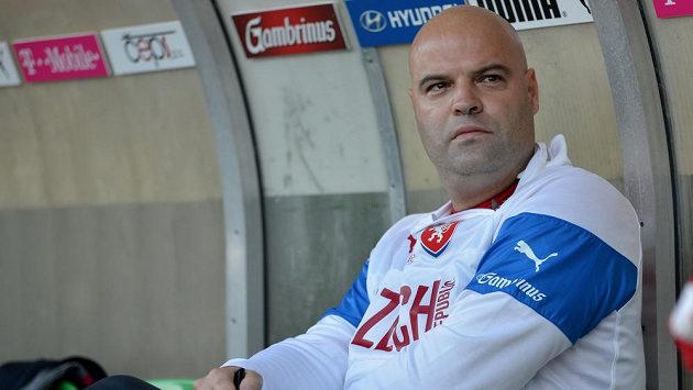 Trenér Jakub Dovalil u reprezentační jednadvacítky skončil. Trenér Jakub Dovalil u reprezentační jednadvacítky skončil.