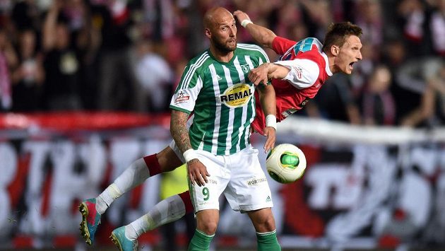 Ivan Lietava z Bohemians (vpředu) a Milan Škoda ze Slavie. Ivan Lietava z Bohemians (vpředu) a Milan Škoda ze Slavie.
