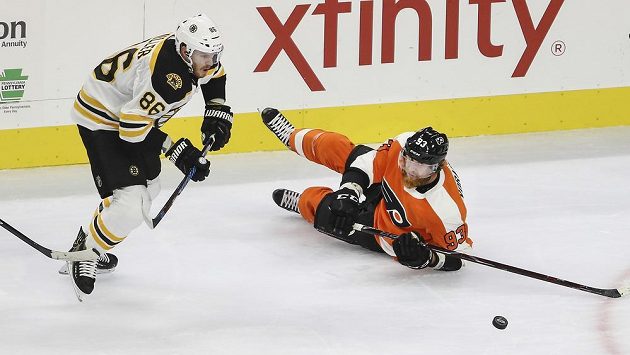 Útočník Philadelphie Flyers Jakub Voráček při plnění defenzivních povinností během přípravy s Bostonem. Útočník Philadelphie Flyers Jakub Voráček při plnění defenzivních povinností během přípravy s Bostonem.