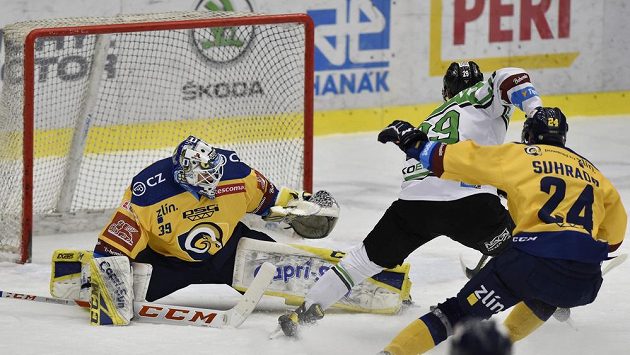 Zleva brankář Zlína Libor Kašík, David Šťastný z Mladé Boleslavi a Jiří Suhrada ze Zlína. Zleva brankář Zlína Libor Kašík, David Šťastný z Mladé Boleslavi a Jiří Suhrada ze Zlína.