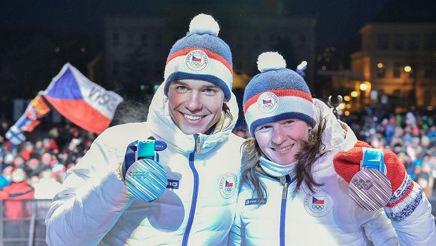 Přivítání úspěšných olympioniků s ohňostrojem v Jablonci nad Nisou. Na snímku jsou biatlonisté Veronika Vítková a Michal Krčmář. Přivítání úspěšných olympioniků s ohňostrojem v Jablonci nad Nisou. Na snímku jsou biatlonisté Veronika Vítková a Michal Krčmář.